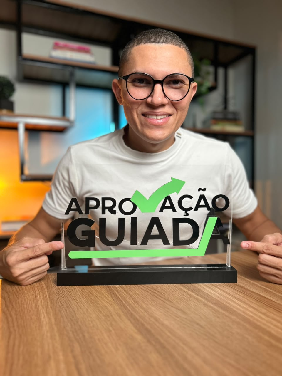 Jean Ribeiro segurando a placa Aprovação Guiada